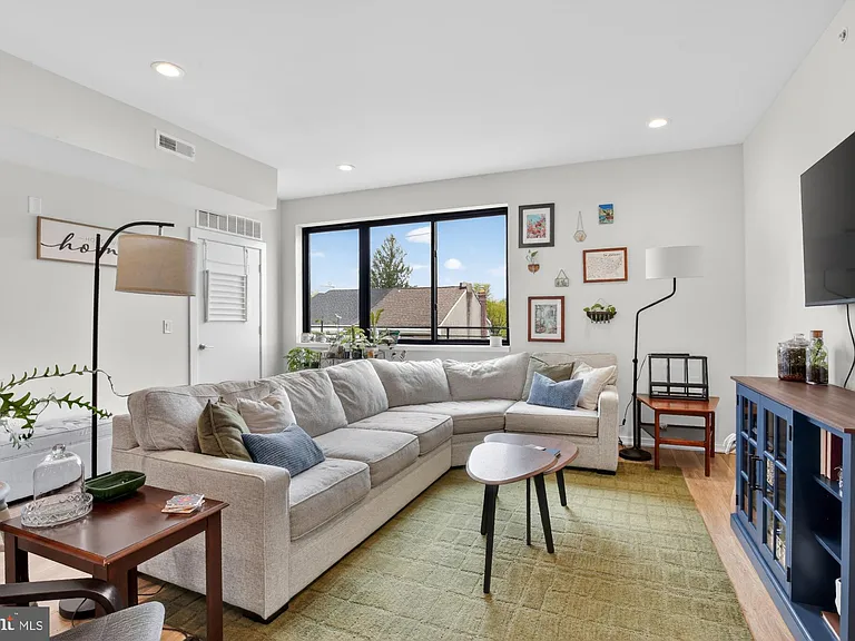 381 Martin St #3 — Photo 6