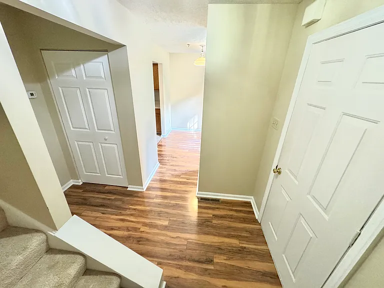 208 Meadowview Dr — Photo 14