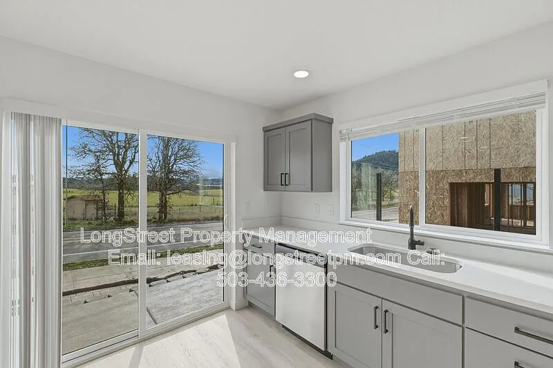 4 bed, 2.0 bath, 1413 sqft, $2,595 — Photo 4