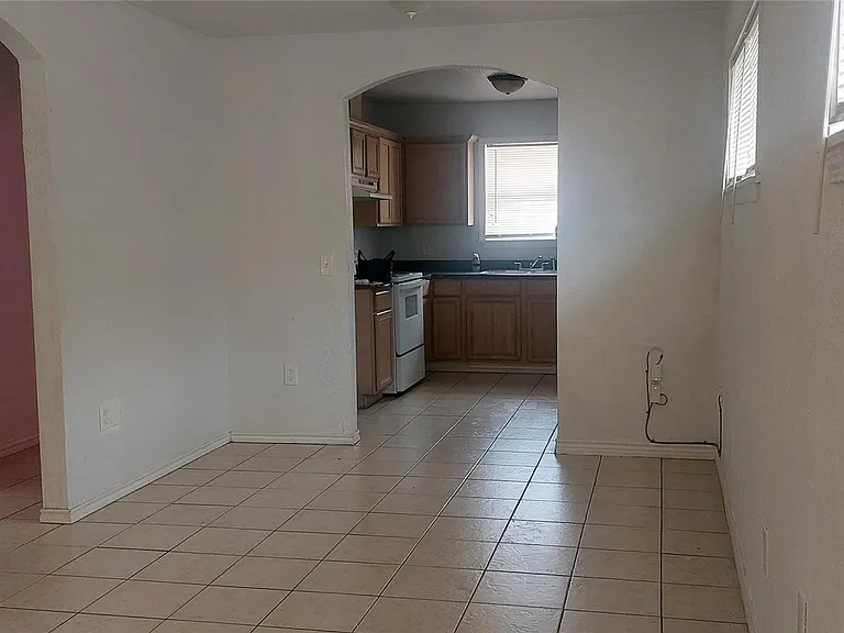 2908 Wipprecht St — Photo 3