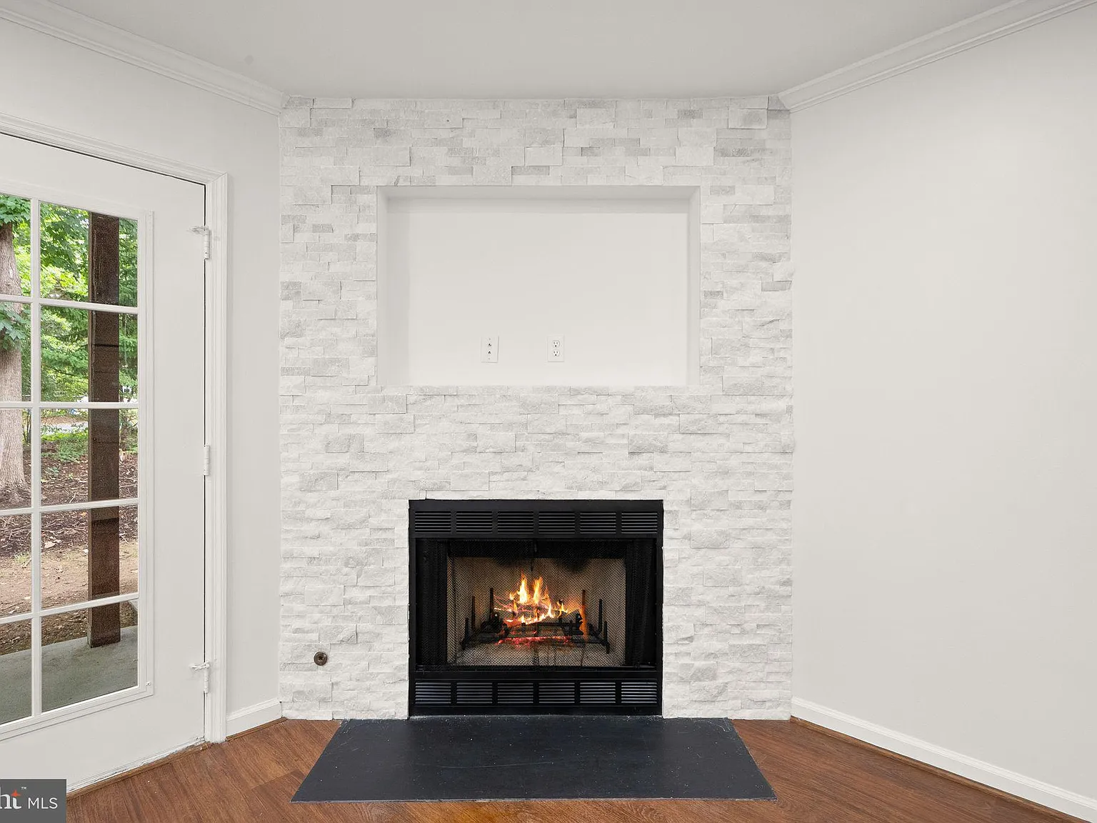 2 bed, 1.0 bath, 974 sqft, $2,800 — Photo 2