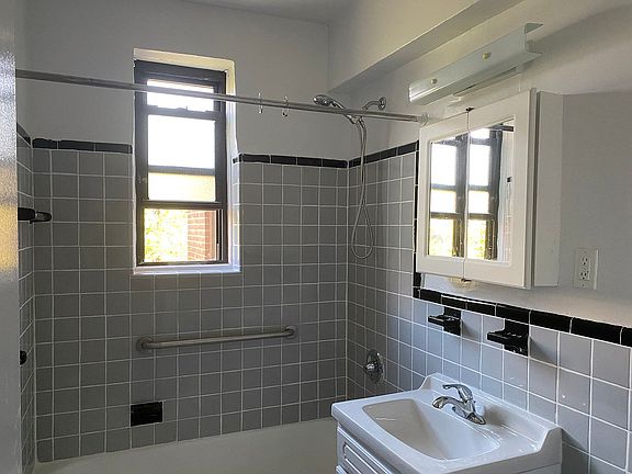5th image of 611 W 232nd St #5