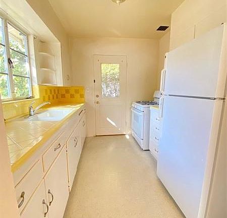 2nd image of 1106 Garden St