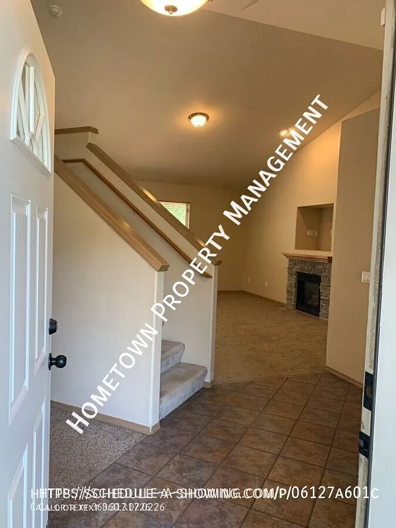 Beautiful Spanaway 3+ Bedroom Home with Air Conditioning Available Now! — Photo 2