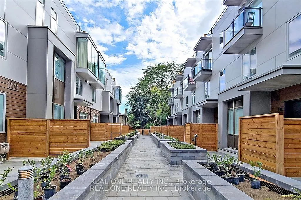 4 bed, $5,800 — Photo 1