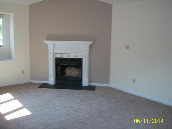 Livingroom with gas log fireplace