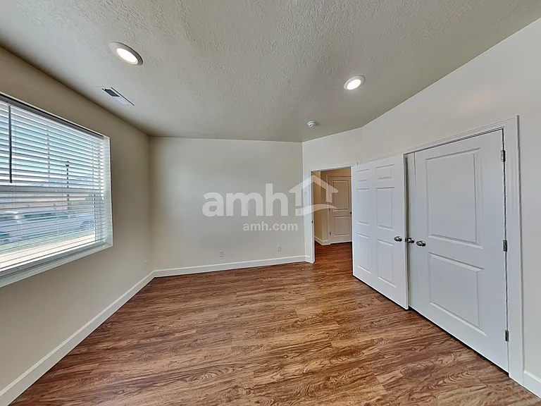 2054 E Silverado Ln — Photo 16