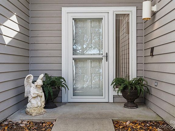 5th image of 370 Skylark Ln