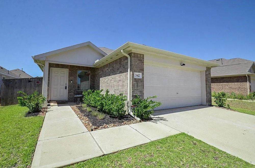 4 bed, 2.0 bath, 1631 sqft, $2,050 — Photo 2
