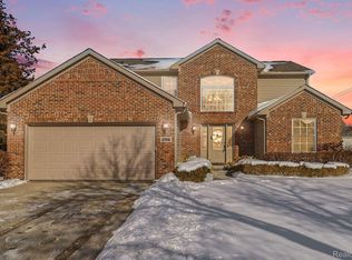 2958 Blue Heron Ln, Wixom, MI 48393