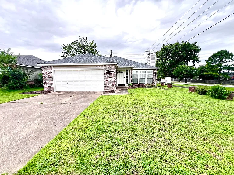 11102 S Nandina Ave — Photo 1