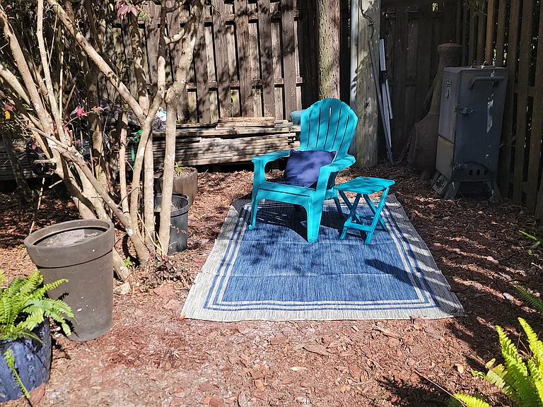 quiet private outside corner for the studio tenant