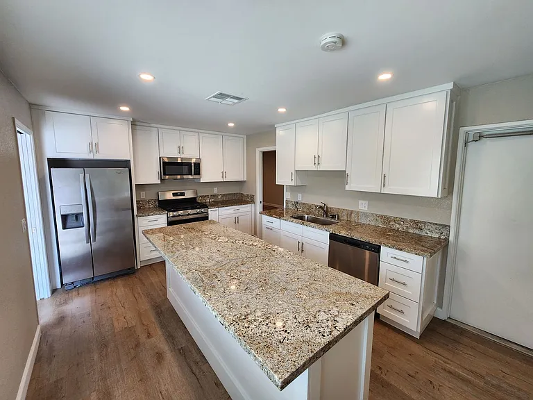 16598 Bernardo Oaks Dr — Photo 2