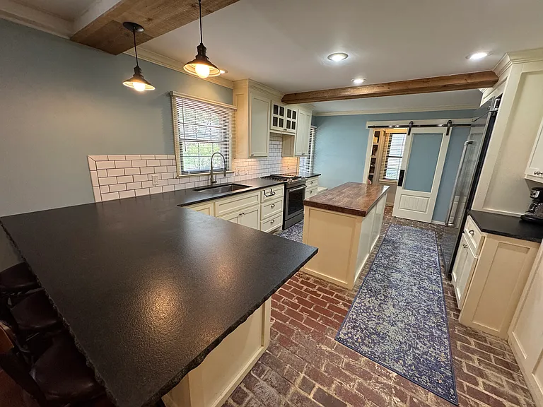 425 E Seneca St — Photo 32