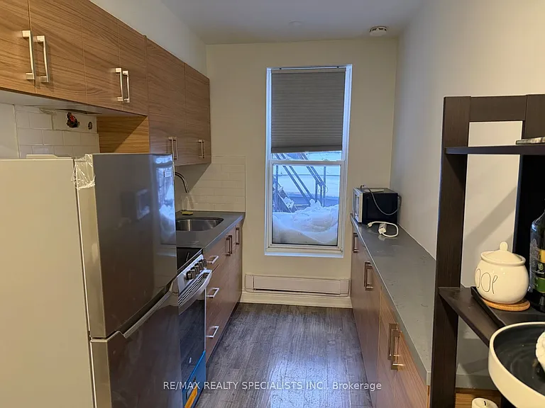 450 Bathurst St #1 — Photo 5