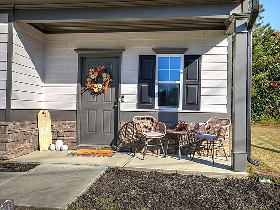 3rd image of 10 Eagle Dr NW