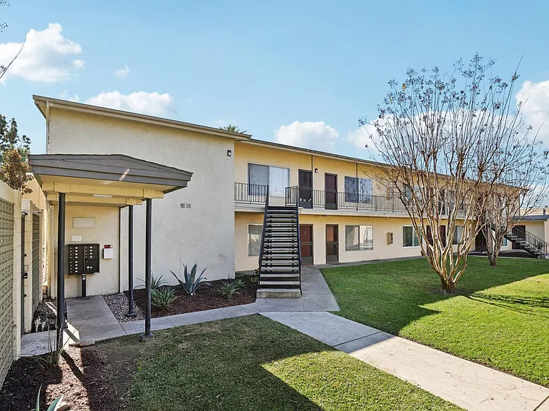 Anaheim Place — Photo 42