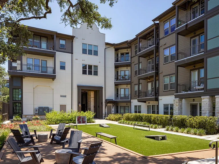 Lakeline_amenity_courtyard