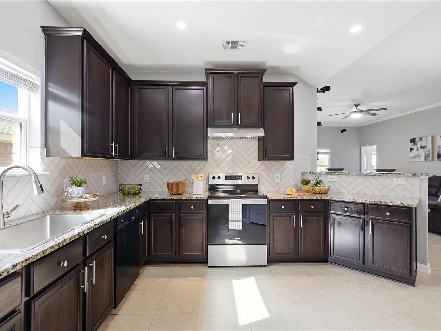 3 bed, 2.0 bath, 1735 sqft, $2,100 — Photo 2