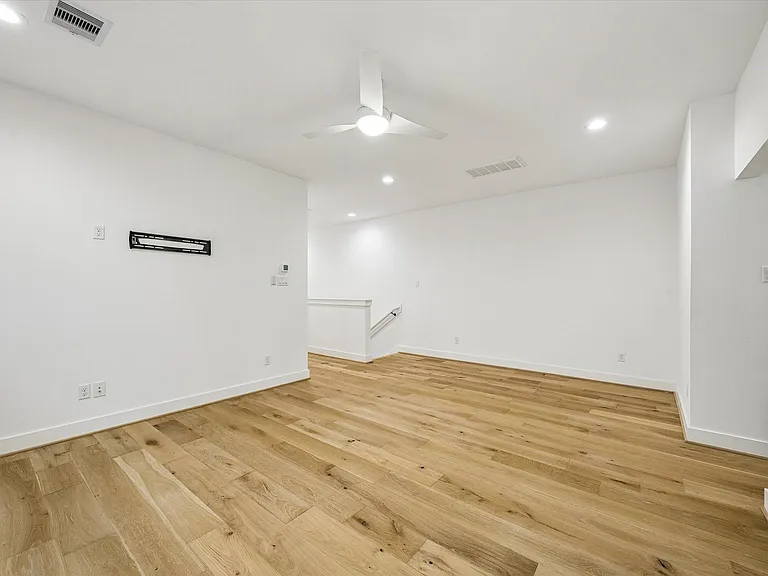 921 W 21st St — Photo 24
