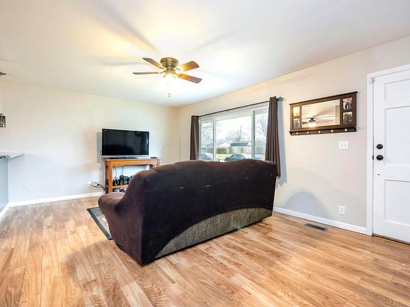 4th image of 512 Coronation Ave