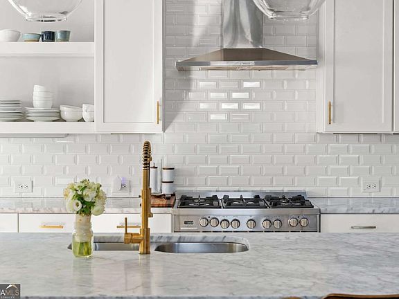 3rd image of 2107 Oakview Rd