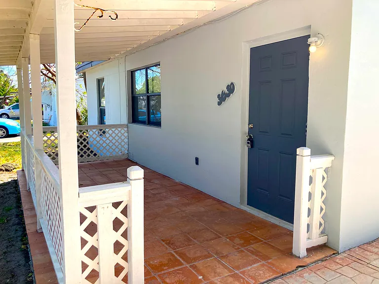 3630 SW 46th Ave — Photo 2