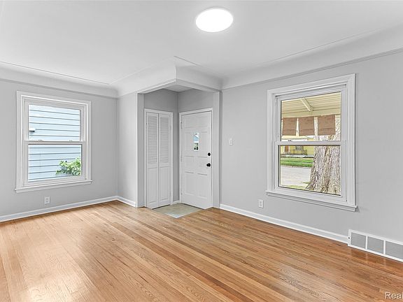 4th image of 26396 Pennie St