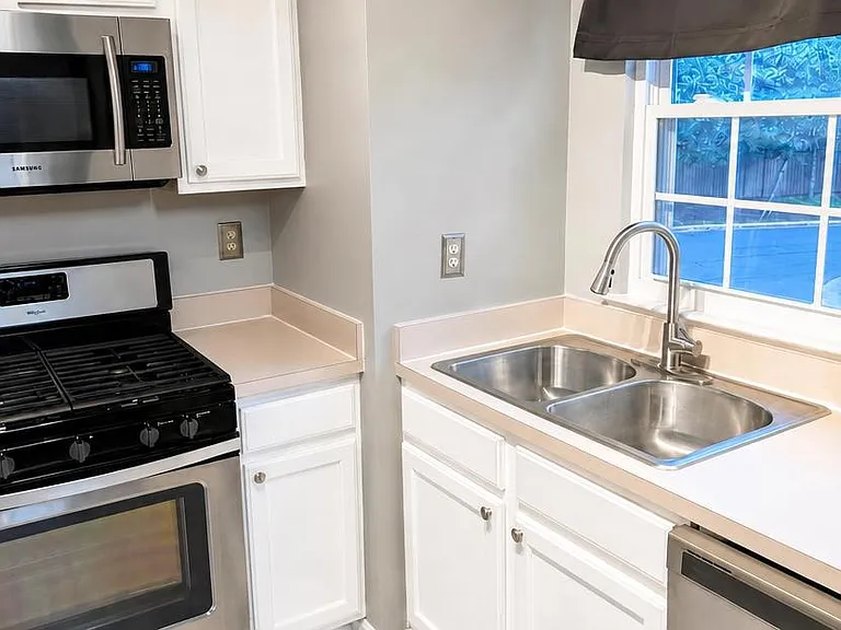 22963 Whitehall Ter — Photo 3