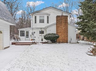 10528 Lake Shore Dr, Fenton, MI 48430