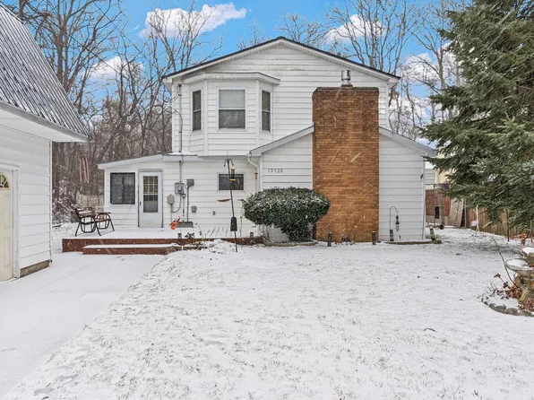 10528 Lake Shore Dr, Fenton, MI 48430