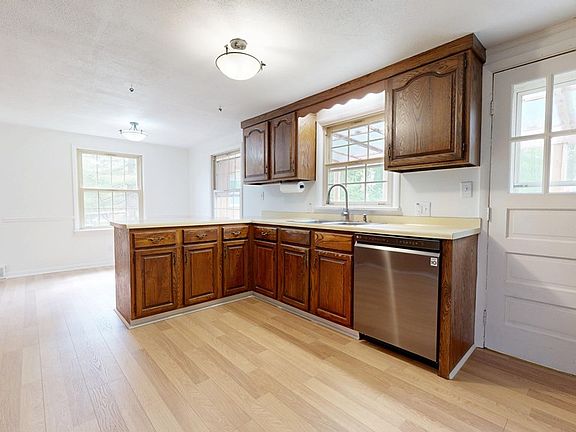 5th image of 1334 Chew Rd