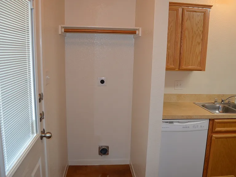 318 Elbert Ln — Photo 8