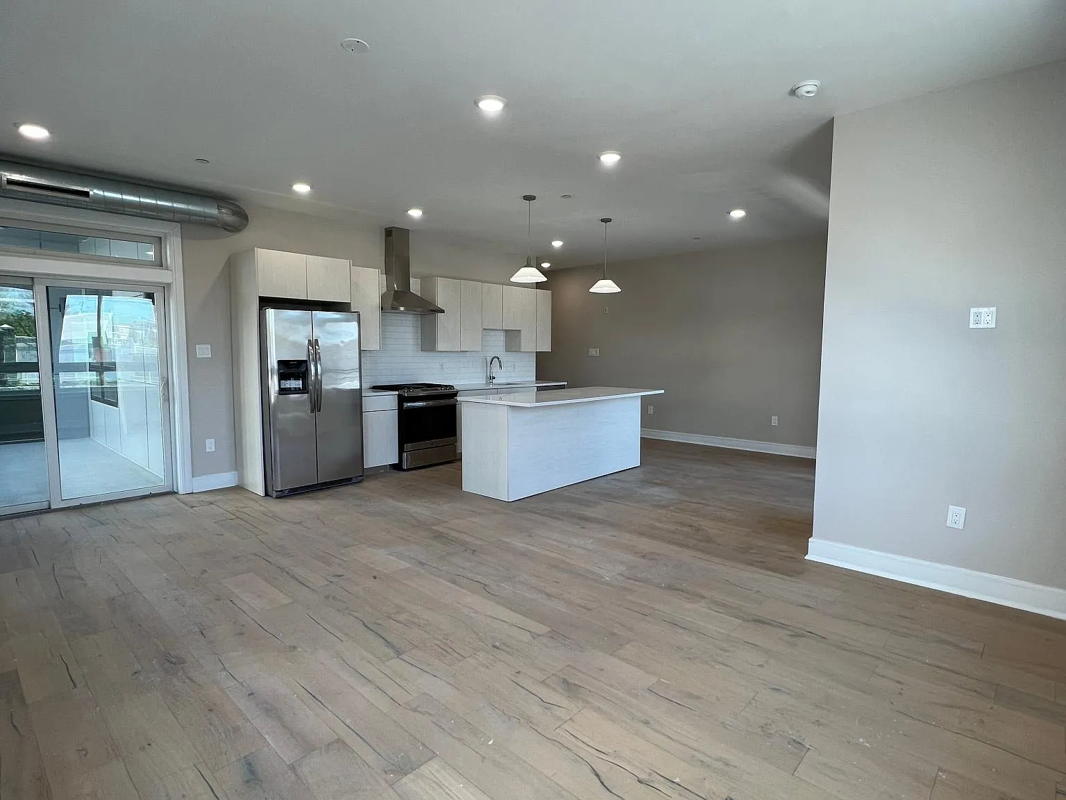 1 bed, 900 sqft, $2,100 — Photo 2