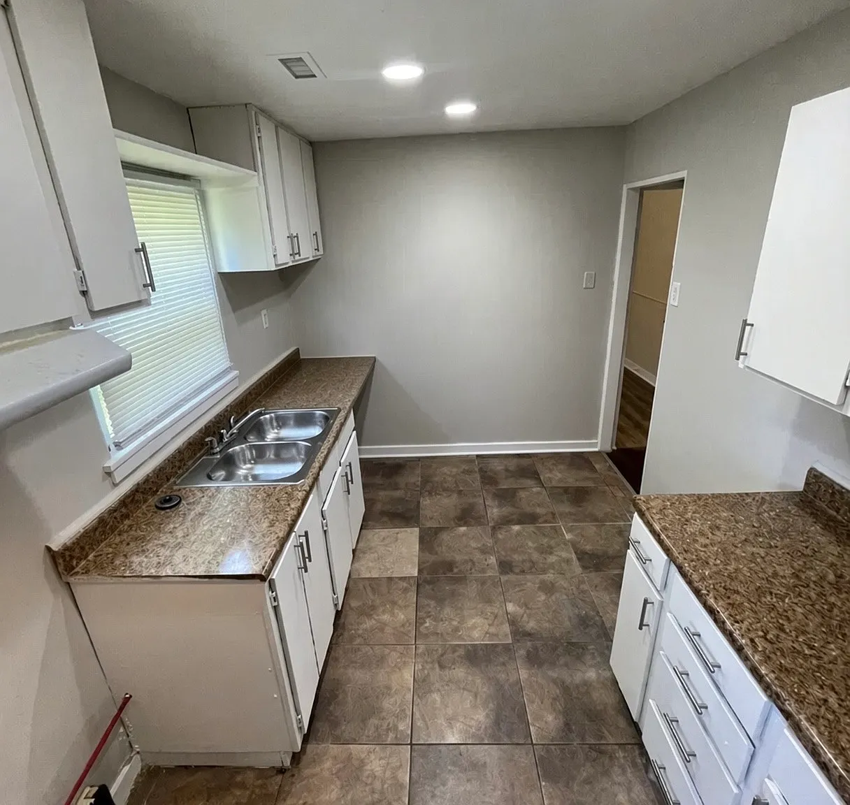3 bed, 981 sqft, $1,235 — Photo 2