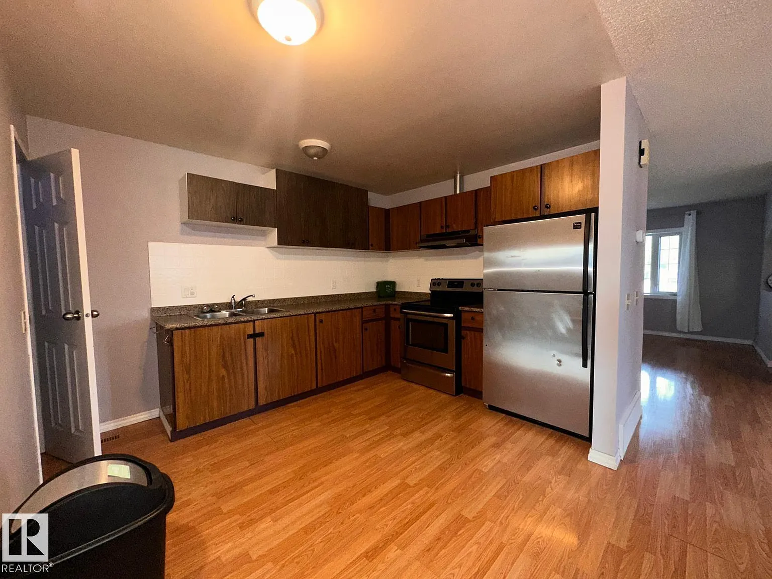 4 bed, 2.0 bath, 990 sqft, $1,800 — Photo 2