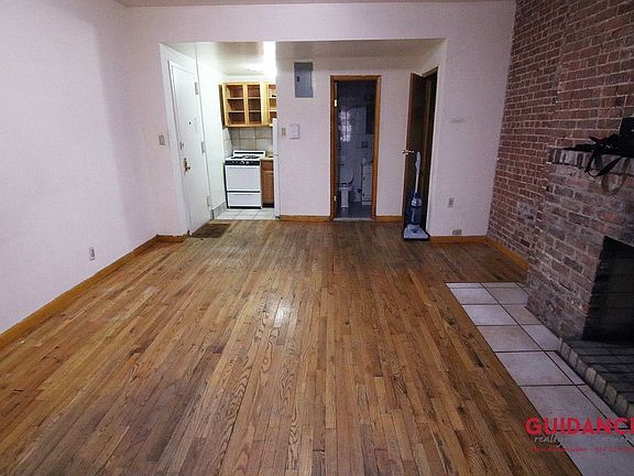 3rd image of 10 W 76th St APT 1B