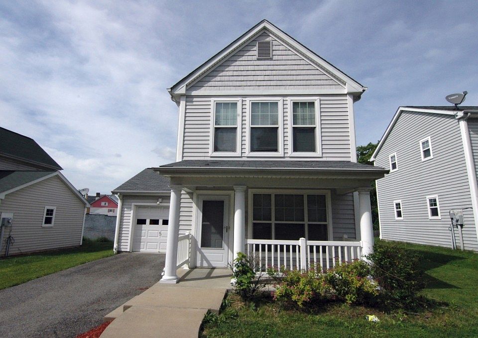 1st image of 932 Etna St