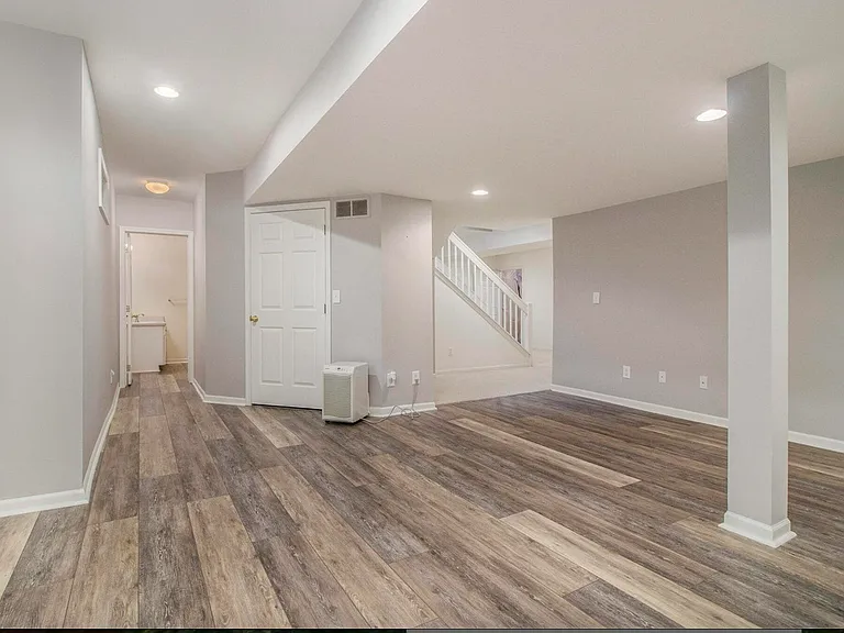 5974 Versailles Ave — Photo 18