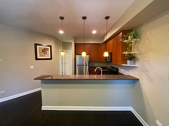 2nd image of 1900 W Byron St #2
