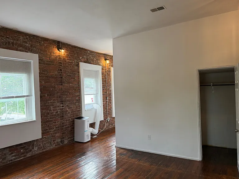 746 1/2 N Limestone #1/2 — Photo 14