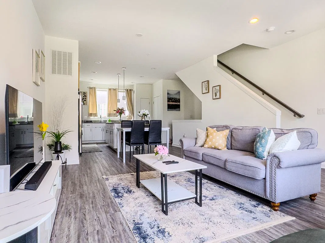 3 bed, 2.0 bath, 2115 sqft, $3,350 — Photo 4