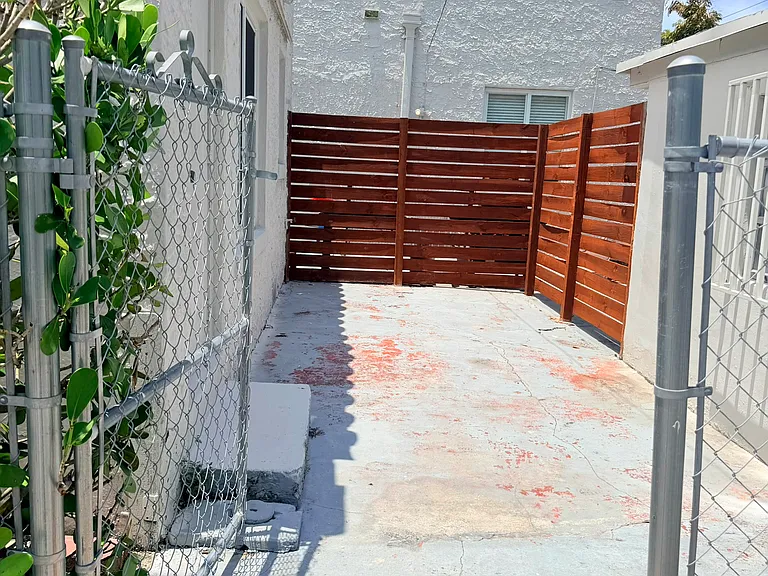 2252 SW 17th St — Photo 5