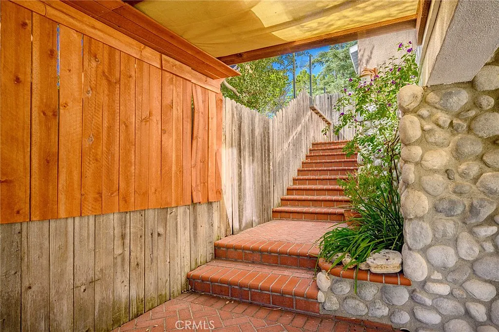 3 bed, 2200 sqft, $5,300 — Photo 2
