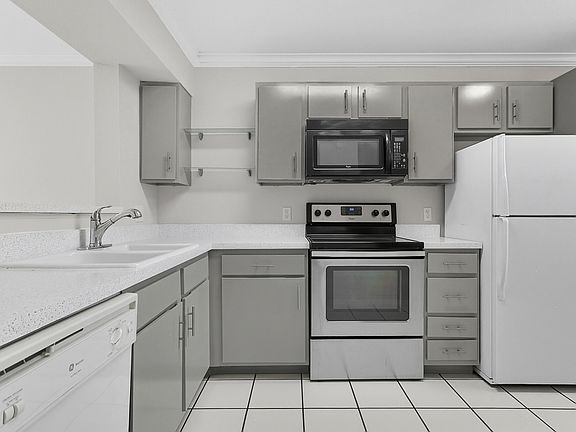 2nd image of 205 Arbor Cir #1