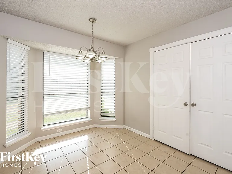 911 Blewitt Dr — Photo 5