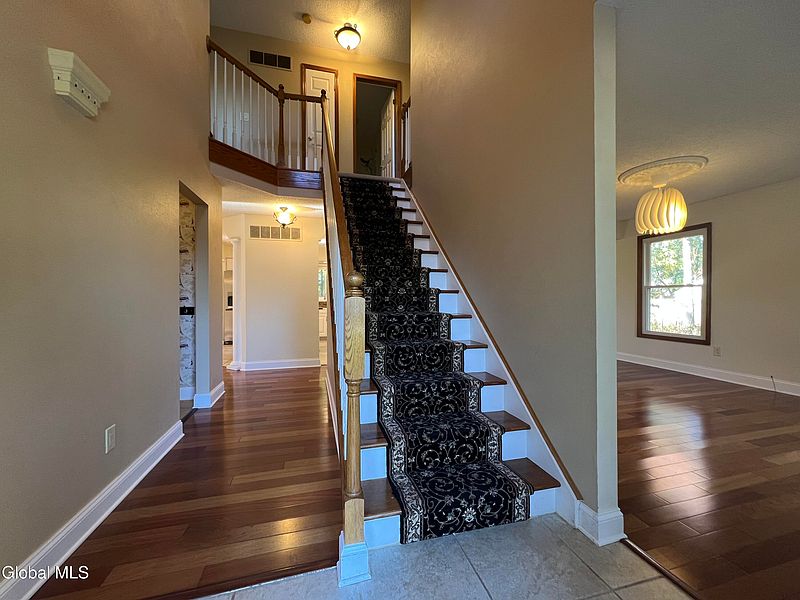 4th image of 841 Red Oak Drive