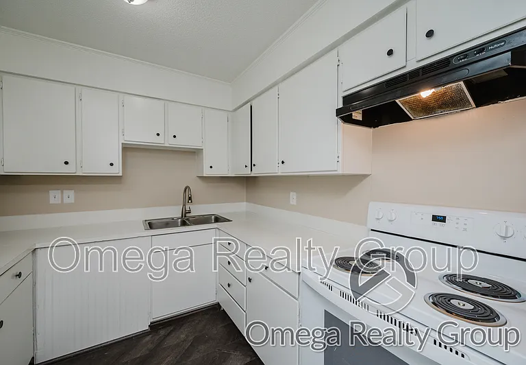 Camelot Apartments — Photo 21
