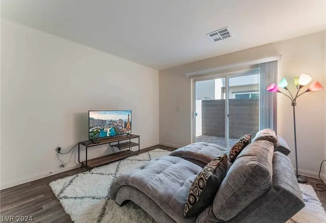 3 bed, 2.5 bath, 1946 sqft, $2,200 — Photo 3