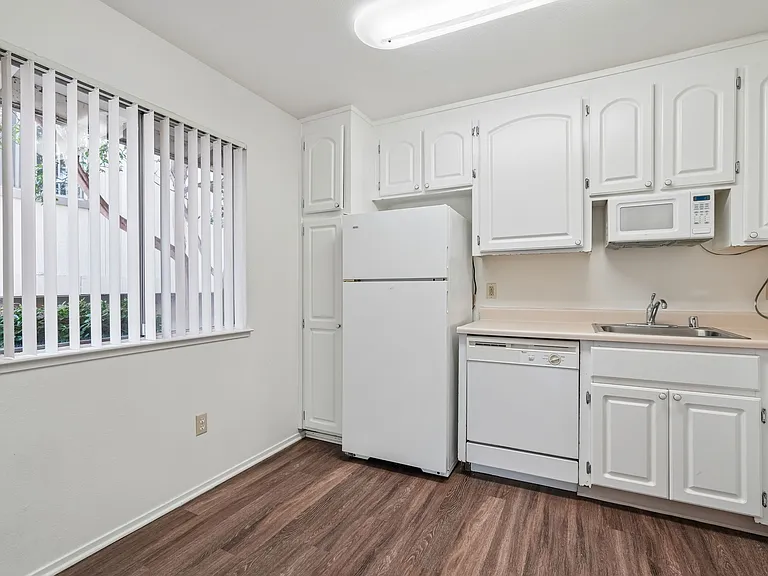 Sherwood and Forest Arms Apartments — Photo 11